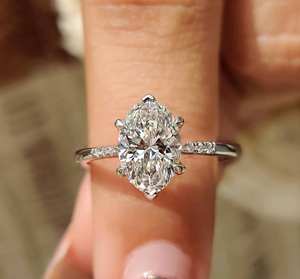 Anillo de Compromiso de Moissanita de Corte Ovalado de Alto Brillo, 1 Quilate, Oro Sólido, Claridad VVS, Joyería Ética Premium para Mujer - Product Image 5