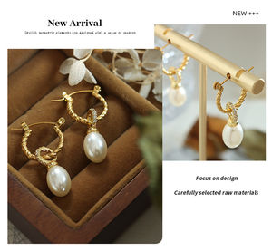 ต่างหูแฟชั่นหรูหรา ดีไซน์เรขาคณิตทันสมัย ชุบทอง 18K สแตนเลสประดับมุก แบบห้อย สำหรับทุกเพศ - Product Image 3