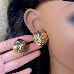 Pendientes de Botón de Lujo para Mujer, Pendientes de Botón Esféricos de Cobre con Textura Plegada de Zeadear Jewelry - Product Image 6