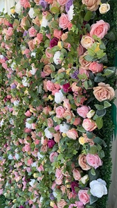 Mur floral artificiel multicolore pastel avec des roses mélangées et des feuilles vertes fraîches pour une décoration de scène élégante - Product Image 5