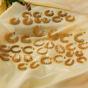 Boucles d'oreilles créoles en acier inoxydable plaqué or 18 carats, style français rétro, multi-nœuds épais, en forme de U, ajourées - Product Image 2