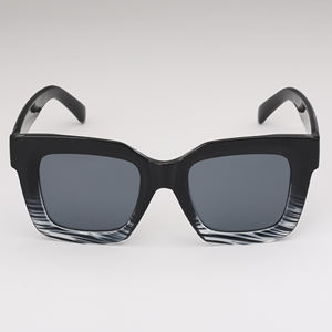 Nouveauté 2025 Lunettes de soleil unisexes tendance à monture carrée intégrale Protection UV400 Couleurs Pantone disponibles Certifiées CE Extérieur - Product Image 2