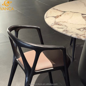 Sedia da Pranzo Nordica in Legno Massello con Braccioli e Cuscino Imbottito in Vera Pelle, Finitura in Lacca Nera - Product Image 4