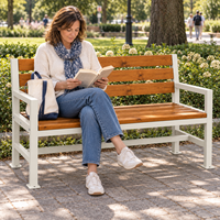Banc de parc en acier et bois à lattes larges personnalisé avec accoudoirs droits pour les espaces publics extérieurs