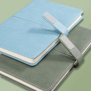 Libreta Ejecutiva Premium A5 de Tapa Dura, 80 Hojas, Cubierta de Cuero Impresa Personalizada, Encuadernación Cosida, Cierre de Hebilla, Uso Promocional - Product Image 2