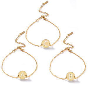 Prénom féminin Initiales <span class=keywords><strong>Bracelet</strong></span> de lettre de l'alphabet en acier inoxydable avec étiquettes d'identification - Product Image 1