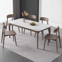 Table à manger de la marque Coastline, style côtier, carrée, en pin massif, plateau en pierre frittée, 6 places, chaises grises, design moderne, aspect luxueux