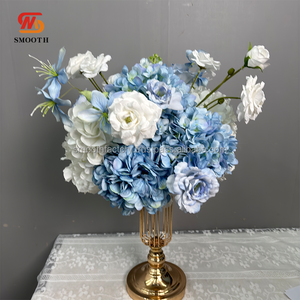 Panel Decorativo Floral LEDA, Nuevo, Personalizado, para Escenarios, con Flores de Tacto Real, Arreglo Floral en Color Azul y Blanco, Camino de Mesa con Rosas e Hortensias - Product Image 4