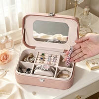 Boîte à bijoux portable matelassée de style nordique en PU, anti-oxydation, design compact, 15*15*7cm, étui de rangement de voyage pour bagues pour femmes