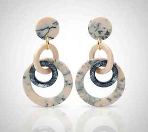Boucles d'oreilles créoles élégantes de qualité supérieure pour femmes, idéales pour le quotidien, les fêtes, les anniversaires et les mariages. Disponibles à la vente. - Product Image 3