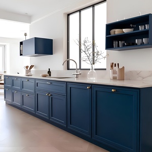 Meuble de cuisine rétro français en bois massif avec cuisinière intégrée, comptoirs en quartz à charnières et armoires murales - Product Image 5