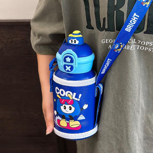 Bouteille d'eau isotherme rose Rich Kids avec paille double pour l'école et les élèves de maternelle - Product Image 3