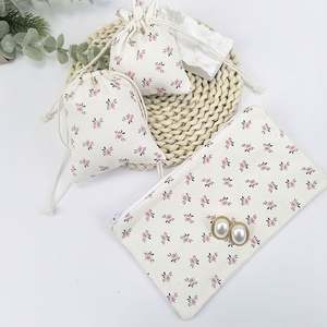 Bolsa de Algodón Reciclable Personalizada con Diseño de Flores Pequeñas y Cordón, Suave y Cómoda para Guardar Joyas - Product Image 4