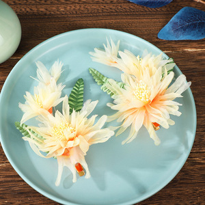 Nuevo diseño original, pinza para el cabello con flor de seda amarilla etérea y adornos laterales para mujer, perfecta para salidas, sesiones de fotos y - Product Image 2