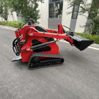 En stock, expédition rapide : Mini-chargeuse compacte multifonctionnelle avec attache inclinable et tarière pour travaux forestiers et déneigement municipal