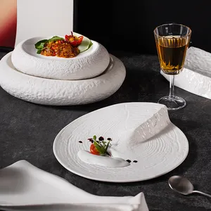 Jinbaichuan Conjunto de louça de cerâmica irregular de luxo, prato de sobremesa, prato de porcelana branca para decoração de casa e hotel, restaurante