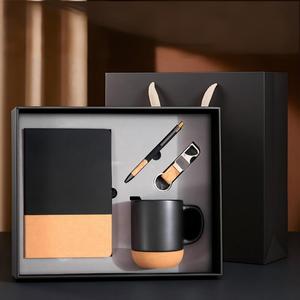 Ensemble cadeau d'affaires élégant avec logo personnalisé, comprenant un carnet, un porte-clés en métal, une tasse en céramique et un stylo à bille - Cadeaux parfaits pour les événements promotionnels - Product Image 2