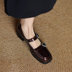 รองเท้าส้นเตี้ยหัวเหลี่ยมประดับเพชร สไตล์วินเทจ รุ่นใหม่รับฤดูใบไม้ผลิ ไซส์ใหญ่ ส้นหนา สำหรับผู้หญิง - Product Image 3