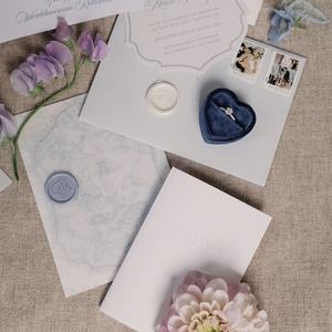 Ensemble de cartes de mariage personnalisées à motif vintage imprimé vanille, avec invitation découpée en forme de ruban, RSVP et menu en carton imprimé - Product Image 4