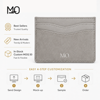 Porte-cartes en cuir gris clair, portefeuille fin avec panneau avant aspect daim, fentes incurvées pour cartes et logo métallique, idéal pour les commandes de marques de détail