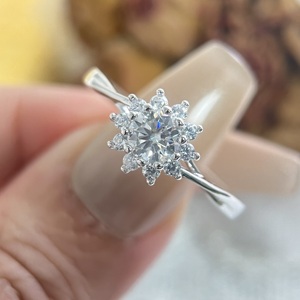 Lujo Sun Flower VVS <span class=keywords><strong>Solitaire</strong></span> 5mm D Color Moissanite Diamond Eternity Ring para mujeres S925 Anillos de plata esterlina Joyería fina - Product Image 3