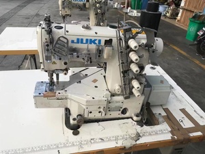 Machine <span class=keywords><strong>à</strong></span> coudre Juki MF-7823 <span class=keywords><strong>à</strong></span> trois aiguilles, point <span class=keywords><strong>de</strong></span> recouvrement supérieur et inférieur, <span class=keywords><strong>à</strong></span> châssis cylindrique, machine <span class=keywords><strong>à</strong></span> surjeter d'occasion - Product Image 4