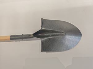 مجرافات معدنية كبيرة مصنوعة يدويًا بمقابض خشبية، مصممة للاستخدامات الزراعية والبستانية الشاقة. - Product Image 5