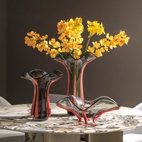 Moderne Schlichte Eleganz: Handgefertigte YJY Marken-Vase aus Burgunderrotem und Grauem Kristallglas - Hochwertige Wohnzimmer-Dekoration