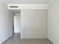 Armoire de chambre à coucher murale complète à portes battantes à panneaux plats, avec rangement supérieur multi-niveaux et miroir