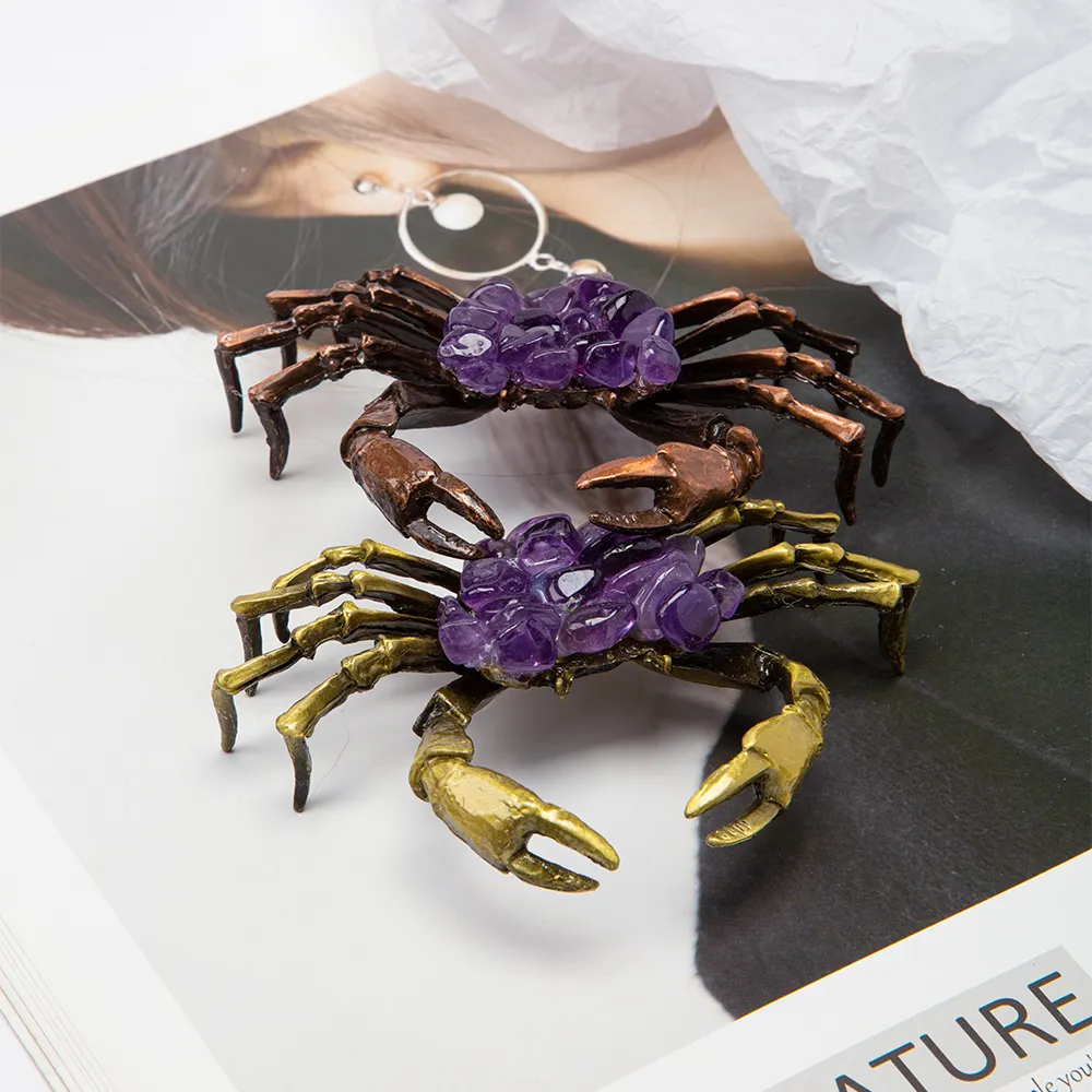 Parfait pour la décoration de la maison, pierre concassée avec améthyste brute et détails en laiton faits à la main ornement de crabe en cristal d'améthyste