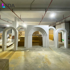 Nuevo Soporte de Fondo Acrílico Blanco Moderno y Profesional LEDA para Bodas y Eventos, Decoración de Escenario con Arco Ondulado 3D - Product Image 3
