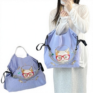 Bolsa de Compras Mediana de Lona Ecológica, Estilo Moderno, Detalle de Cadena con Bolas Bordadas, Patrón de Letras, Cierre Abierto con Cuerda - Product Image 2