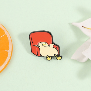 Épinglette en émail Canard Blanc Kawaii sur Fauteuil Orange, Badge Canard Amusant et Pétillant, Bijou Cadeau pour Amis - Product Image 1