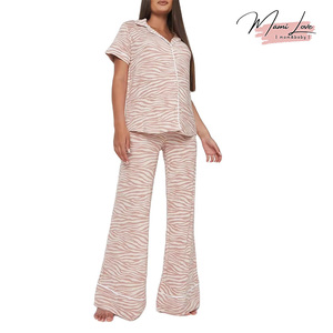 Ensemble <span class=keywords><strong>de</strong></span> pyjama <span class=keywords><strong>de</strong></span> maternité en gros avec chemise à manches courtes imprimé zèbre et pantalon large – Vêtements <span class=keywords><strong>de</strong></span> nuit <span class=keywords><strong>de</strong></span> maternité - Product Image 1