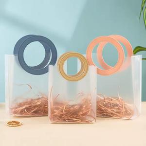 ถุงพลาสติก PP ผิวเกล็ดน้ำแข็งพร้อมที่จับหนังทรงกลมกระเป๋าของขวัญวันเกิดงานแต่งงานเทศกาลคริสต์มาสกระเป๋าใส่เครื่องสำอางด้านล่างแบน - Product Image 1