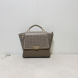 Sac à main élégant pour femme en cuir PU, style classique à rabat, motif ajouré, fermeture à cadenas, bandoulière amovible, grande capacité, design de créateur - Product Image 3