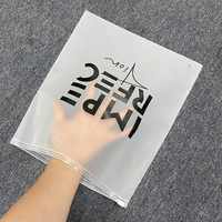 Ventes en gros de sacs d'emballage pour vêtements en plastique personnalisés avec fermeture éclair auto-scellante, sacs à fermeture éclair givrés avec logo imprimé