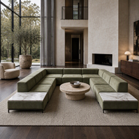 Grand canapé modulaire en forme de U en velours sauge avec des tables d'appoint en marbre Calacatta
