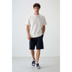 Conjunto de Pantalones Cortos de Algodón para Hombre Air Jones, Corte Holgado, Textura Suave y Gruesa, Dos Piezas en Color Crudo y Azul Marino - Product Image 1