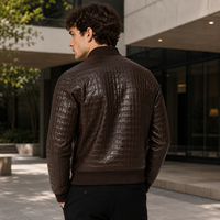 Blouson Bomber Homme Marque Privée en Cuir Gaufré avec Col en Maille Côtelée, Fermeture Éclair Métallique et Poches Obliques – Style Décontracté