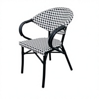 Ensemble de chaises et table de café confortables pour l'extérieur, en aluminium empilable avec chaises en tissu maillé, idéal pour les magasins, cafés et salons de lait.
