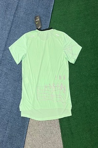 T-shirt de course pour homme de haute qualité, à séchage rapide, avec <span class=keywords><strong>design</strong></span> en mesh respirant, idéal pour la salle de sport et les activités sportives en plein air - Product Image 4