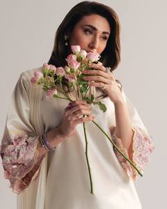 Ensemble Salwar Kameez floral blanc cassé pour femme, costume pakistanais crème avec poignets et ourlet brodés roses pour mariage et fête - Product Image 5
