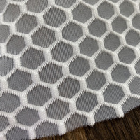 Tissu de maille 3D en polyester 100% à double couche hexagonale respirante blanche 100gsm pour coussin et matelas tissu de maille d'air 3d