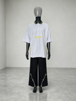 Polo à col montant avec boutons et broderie, manches courtes, imprimé numérique, gris, avec empiècements, coupe oversize
