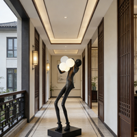 Sculpture abstraite en résine d'un homme tenant un objet en forme de lampe pour la décoration du salon pour Noël et Halloween