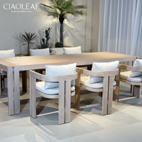 Table de jardin en bois avec plateau rectangulaire et pieds larges pour terrasse extérieure