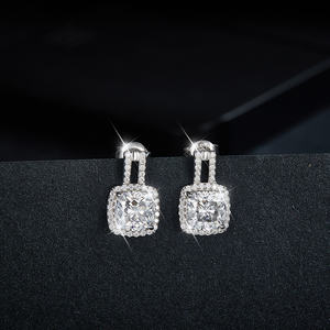 ต่างหูเงินทรงคุชชั่น 4.15 กะรัต ประดับเพชรโมอิสซาไนต์ทรงเหลี่ยมมรกต ดีไซน์ลายกุญแจ สำหรับโอกาสพิเศษ - Product Image 5