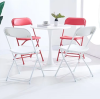 Chaise pliante en plastique simple et contemporaine à prix abordable pour les événements, les parcs et les villas