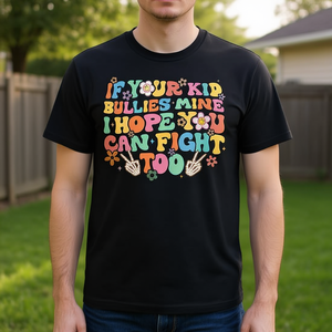 Camiseta con estampado serigrafiado de manga corta y cuello redondo para adultos, unisex, con la frase: Si tu hijo te hace daño a mí, espero que tú también puedes luchar. - Product Image 3